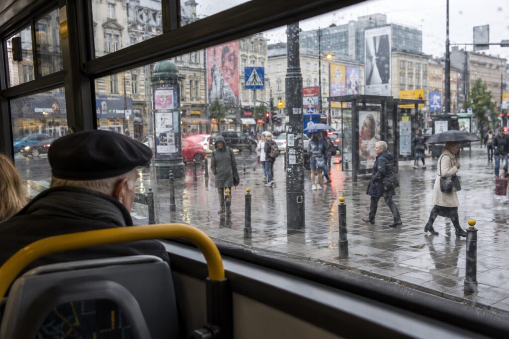 Miejska ulica pełna reklam widziana z autobusu