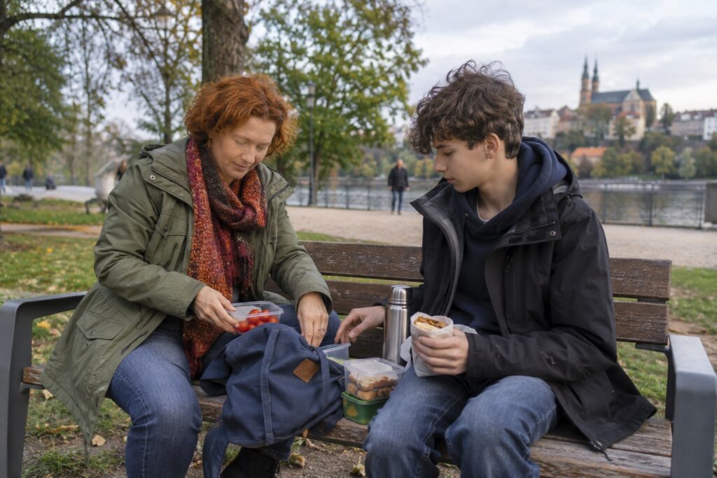 Rodzina szykująca mały piknik w parku