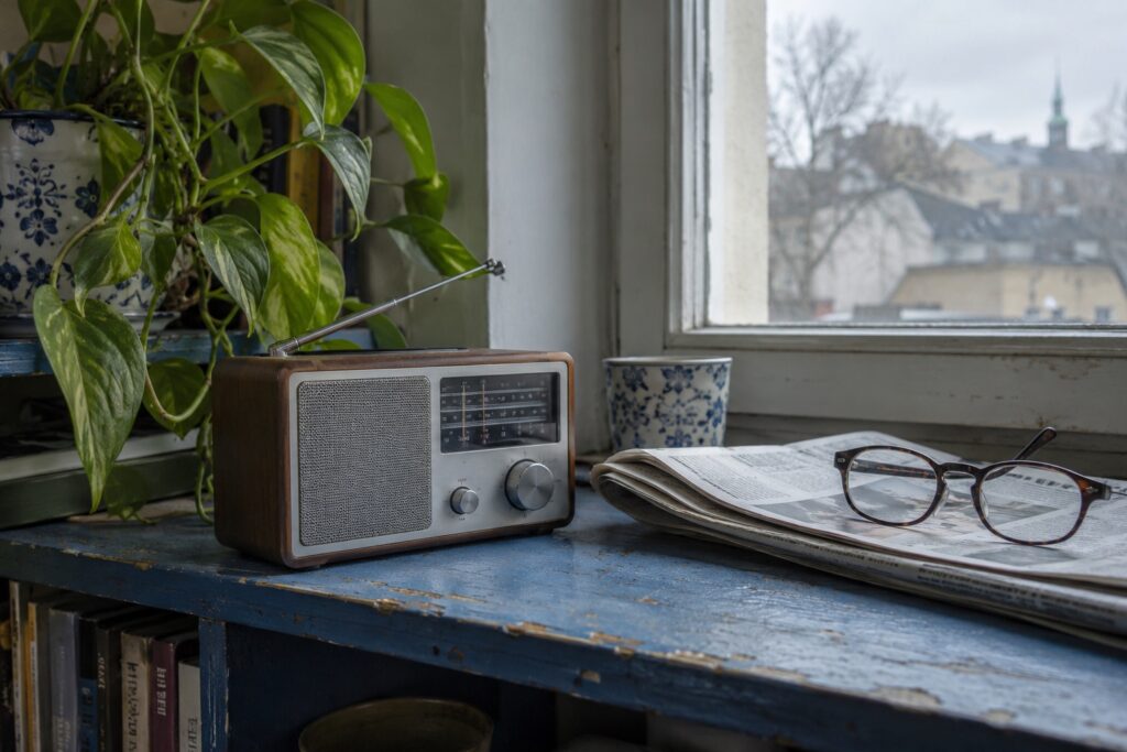 Radio i złożona gazeta na domowej półce