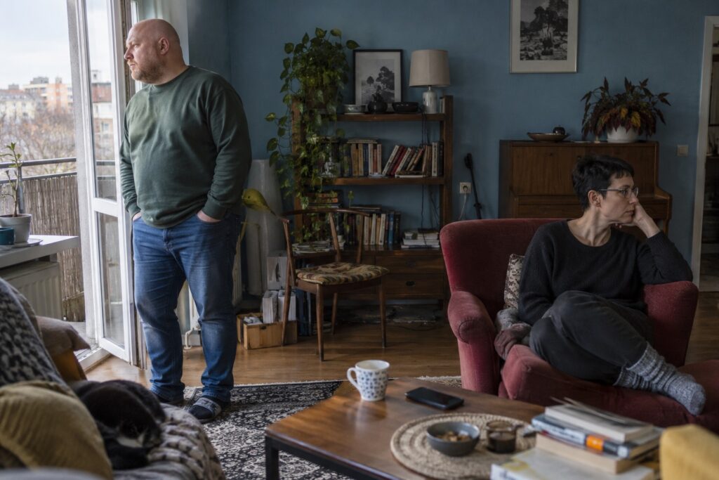 Dwie osoby pozostające w ciszy po trudnej rozmowie w salonie