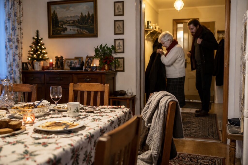 Rodzina kończąca świąteczne spotkanie przy stole